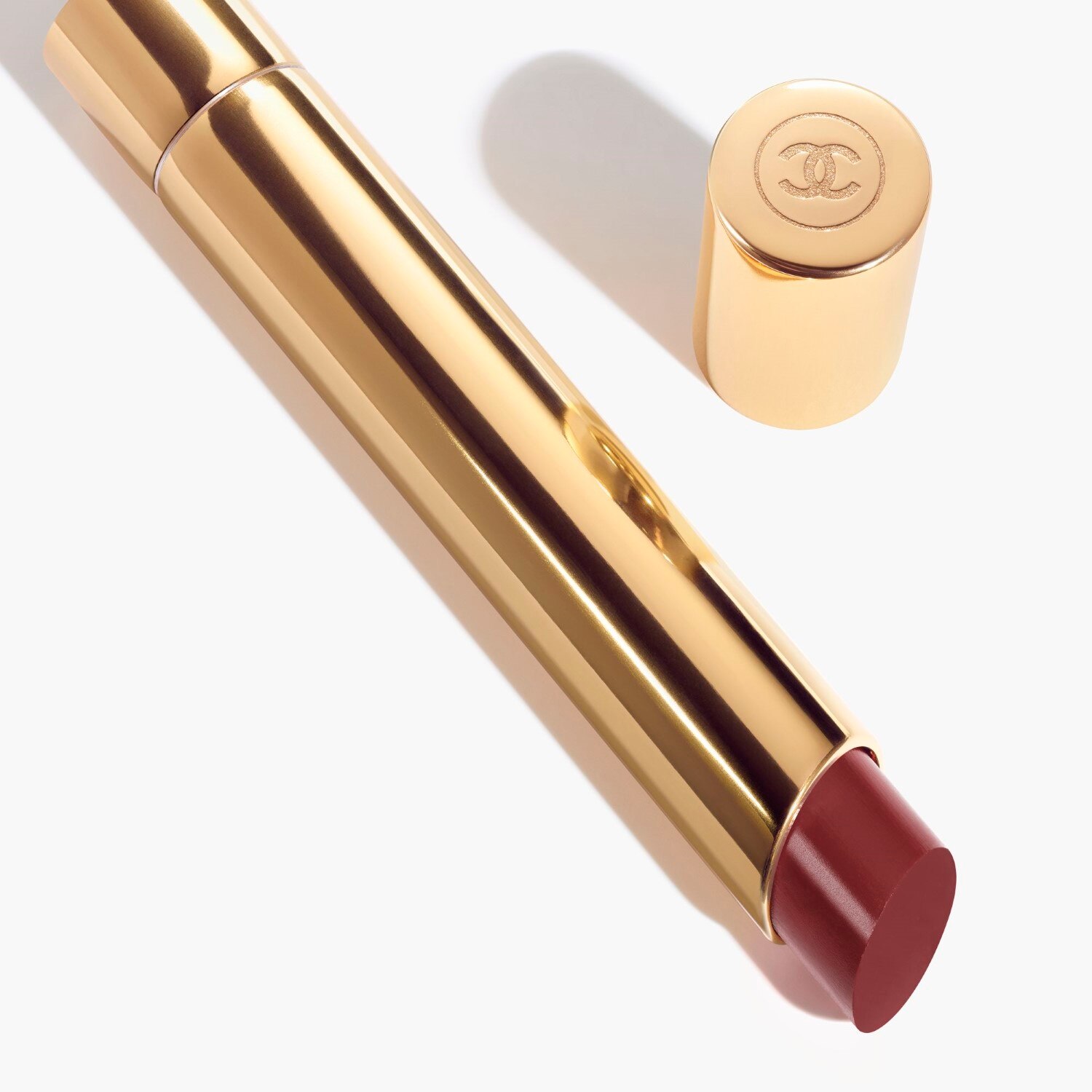 LA BARRA DE LABIOS DE ALTA INTENSIDAD. CONCENTRADO DE LUZ Y TRATAMIENTO. RECARGABLE